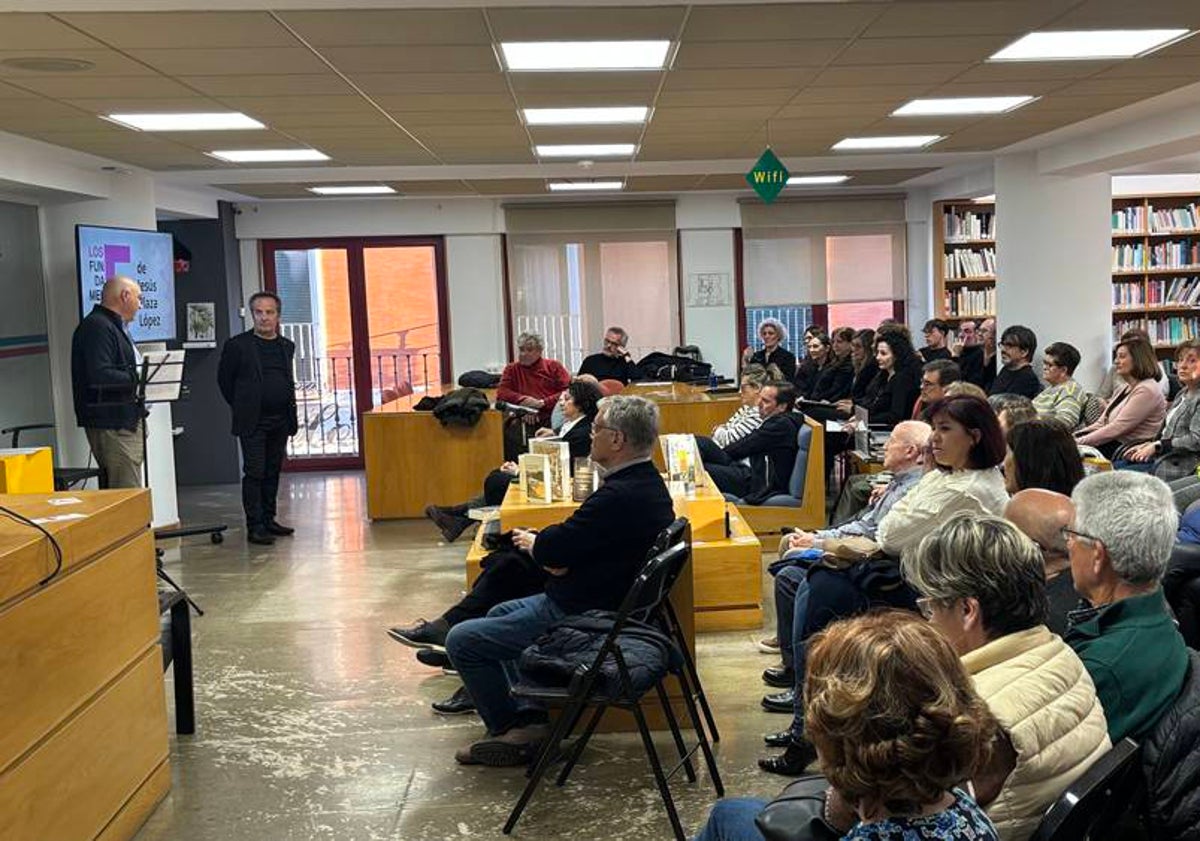 Imagen principal - La biblioteca de Peñaranda renueva su rincón Los Fundamentales con motivo del Día del Libro