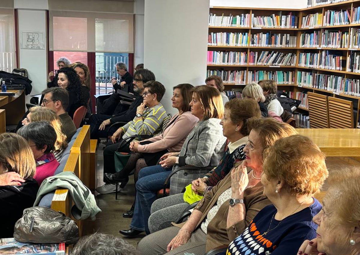 Imagen secundaria 1 - La biblioteca de Peñaranda renueva su rincón Los Fundamentales con motivo del Día del Libro
