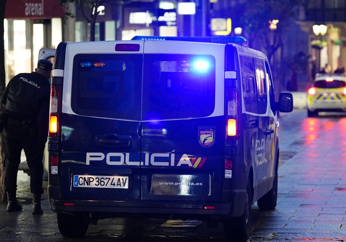 Dotaciones de la Policía Nacional y Local en la calle Toro, donde ocurrieron los hechos.