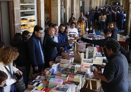 Ángel Fernández, Luis Sánchez y Benjamín Crespo, en los soportales repletos de público y libros este miércoles.