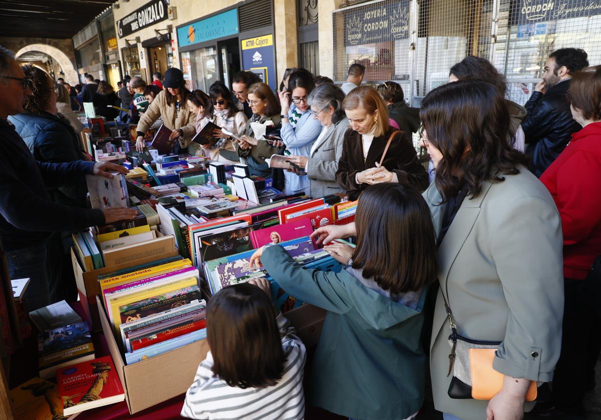 Imagen del Día del Libro en la Plaza Mayor.
