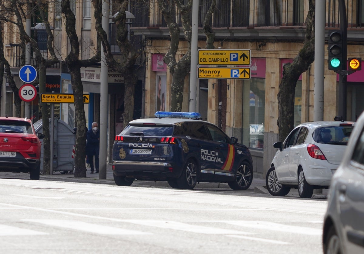 La Policía Nacional en la avenida de Mirat.