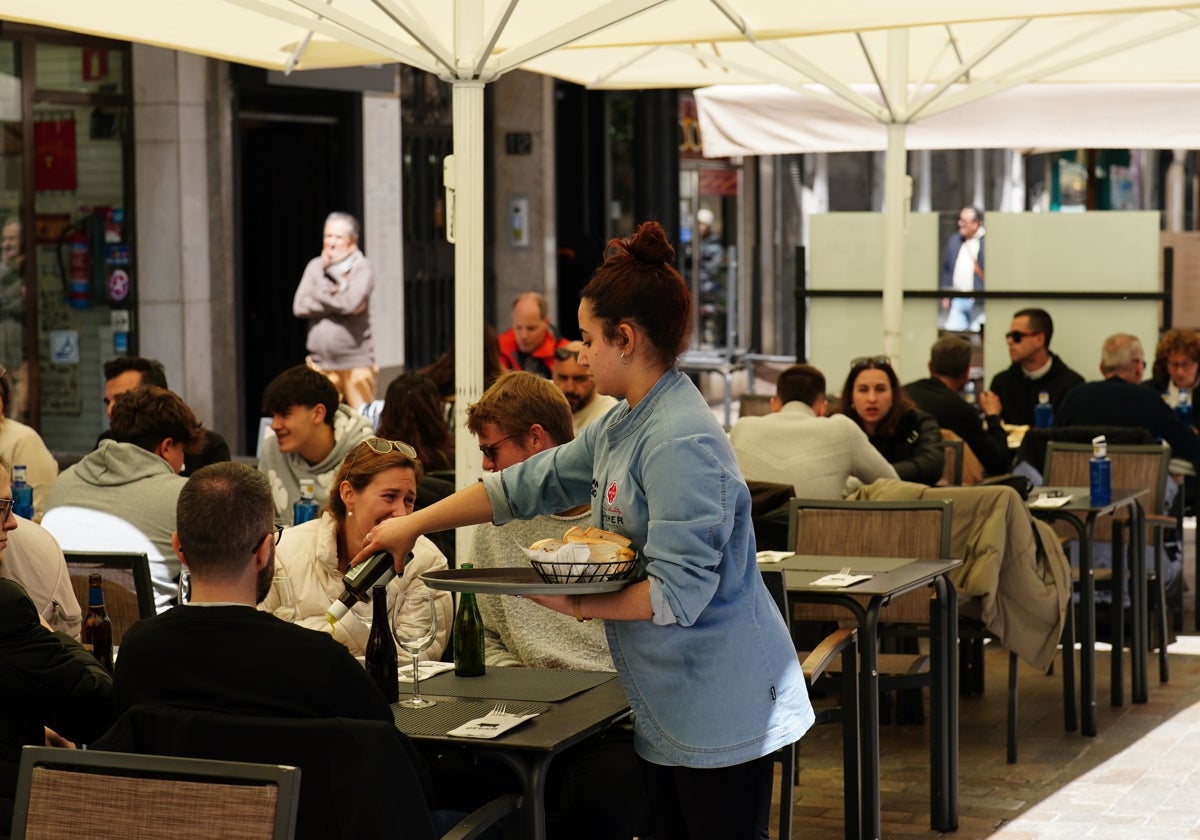 Las pernoctaciones y viajeros en la capital y la provincia se desploman en marzo por el efecto Semana Santa