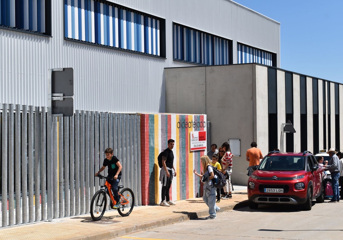 Niños a la salida del colegio.