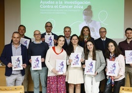 Entrega de diplomas a los representantes de los proyectos de investigación financiados por AECC.