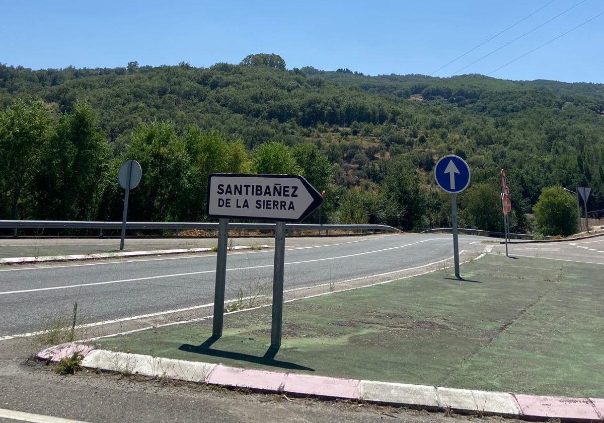 Un octogenario atrapado en su vehículo tras sufrir un accidente en Santibáñez de la Sierra