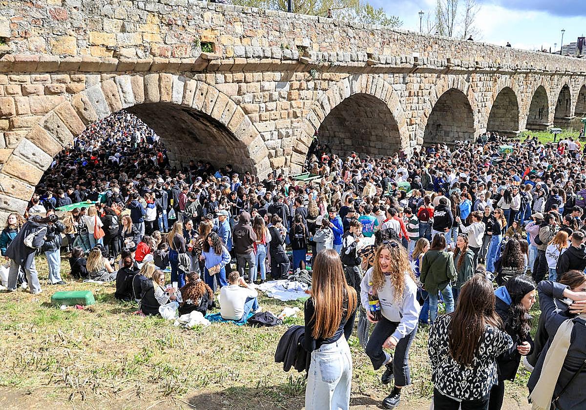Puente Romano repleto de salmantinos celebrando el Lunes de Aguas.