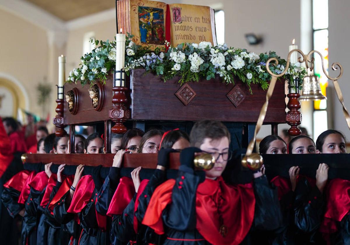 Recuperan las faldillas robadas del Paso de la Palabra de la Hermandad del Silencio