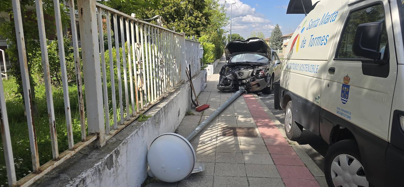Completamente destrozado: así ha quedado el coche de la mujer que chocó contra una farola en Valdelagua