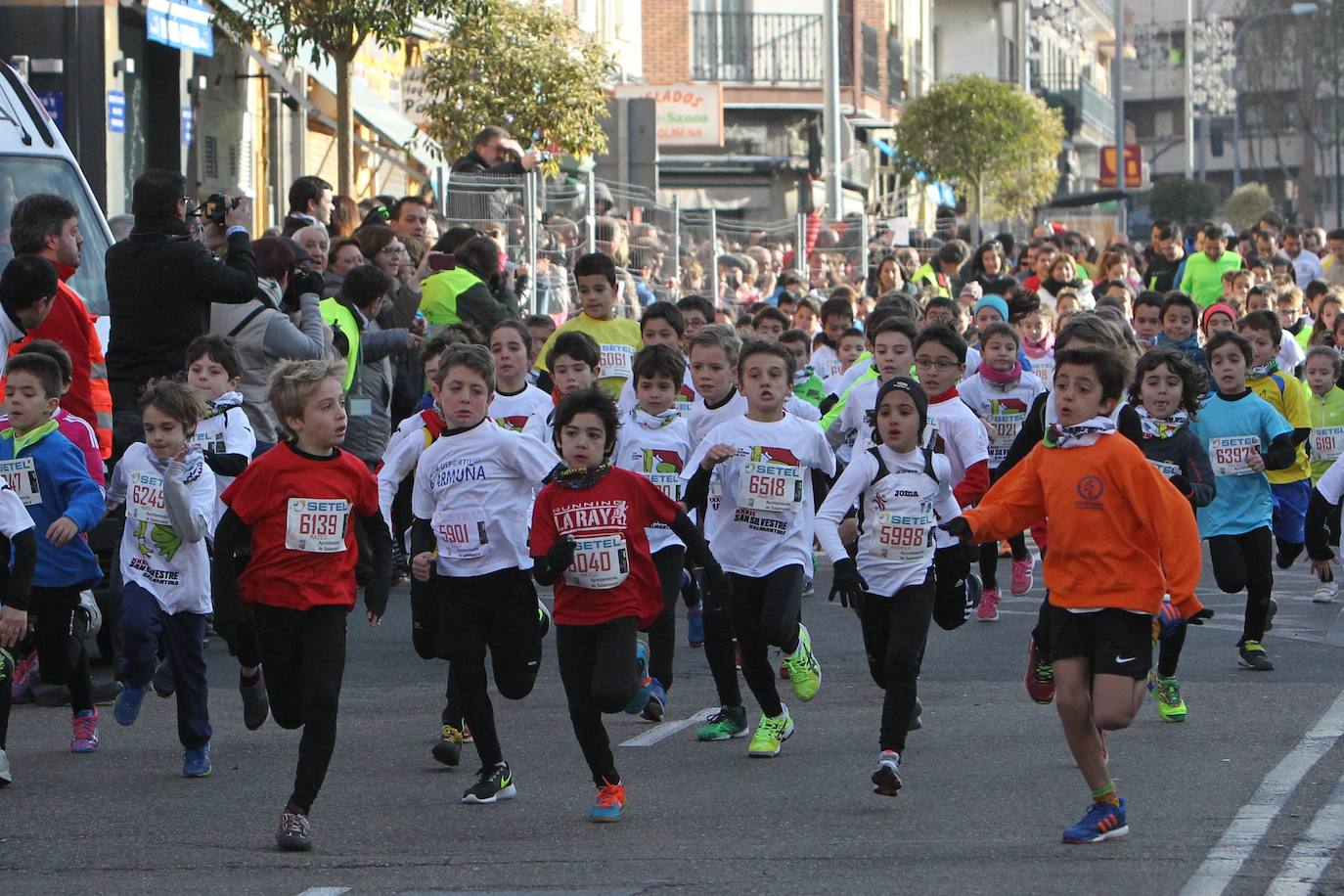 Marco Pérez hizo sus pinitos en el atletismo. Ganó la carrera de la San Silvestre en diciembre de 2015 en categoría benjamín masculina. En la fotografia aparece junto a Andrea Jaén -entre otros-, que ganó en féminas y que sigue cosechando éxitos en el atletismo.