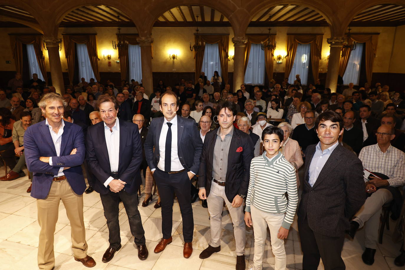 Marco Pérez también ha participado en diferentes foros, charlas y conferencias en Francia o en las Jornadas «El Alma de Nuestra Tierra», el 23 de marzo de 2023 y organizadas por La Gaceta. En la fotografía aparece junto a José Ignacio Sánchez (director de la Escuela de Tauromaquia de la Diputación), Justo Hernández (ganadero de Garcigrande), Javier Lorenzo (redactor de LA GACETA del suplemento de Toros), José Ignacio Cascón (empresario taurino), y Domingo López Chaves (torero) en el Casino de Salamanca. 
