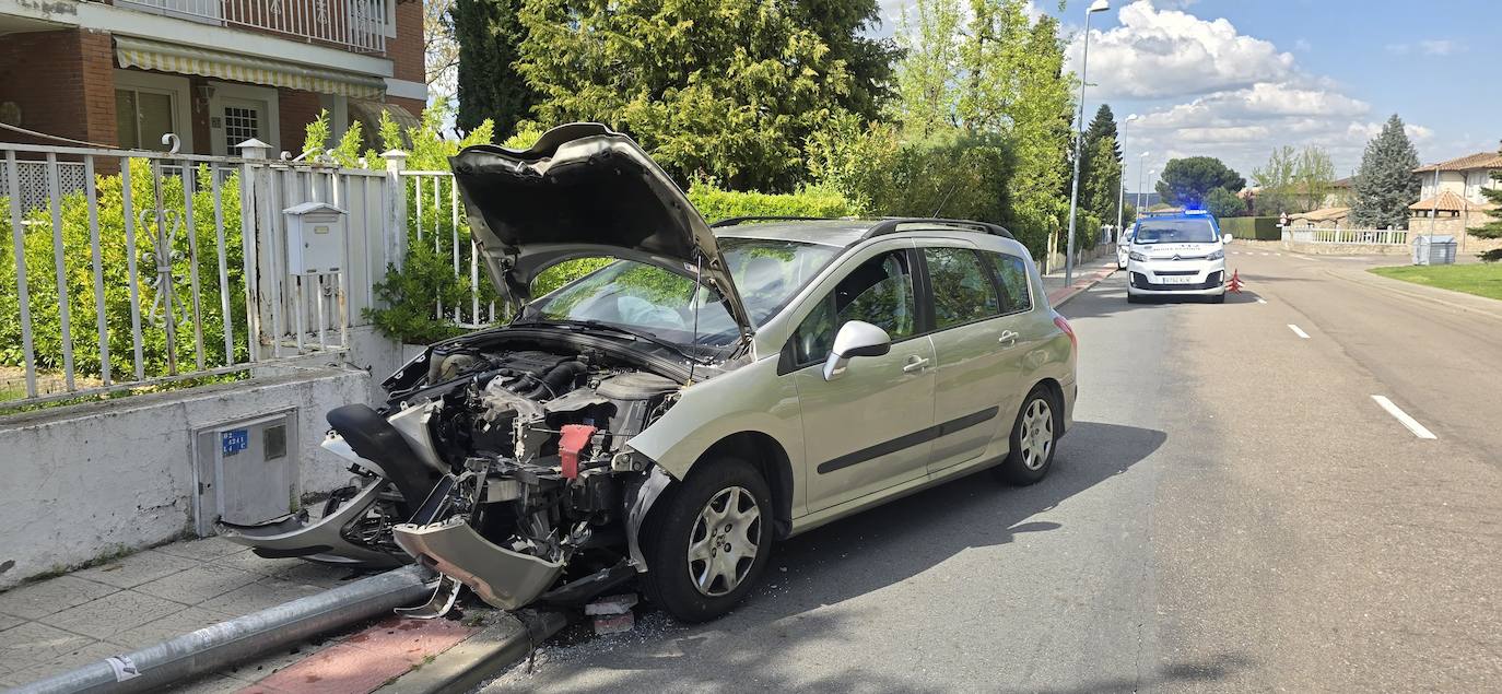 Completamente destrozado: así ha quedado el coche de la mujer que chocó contra una farola en Valdelagua