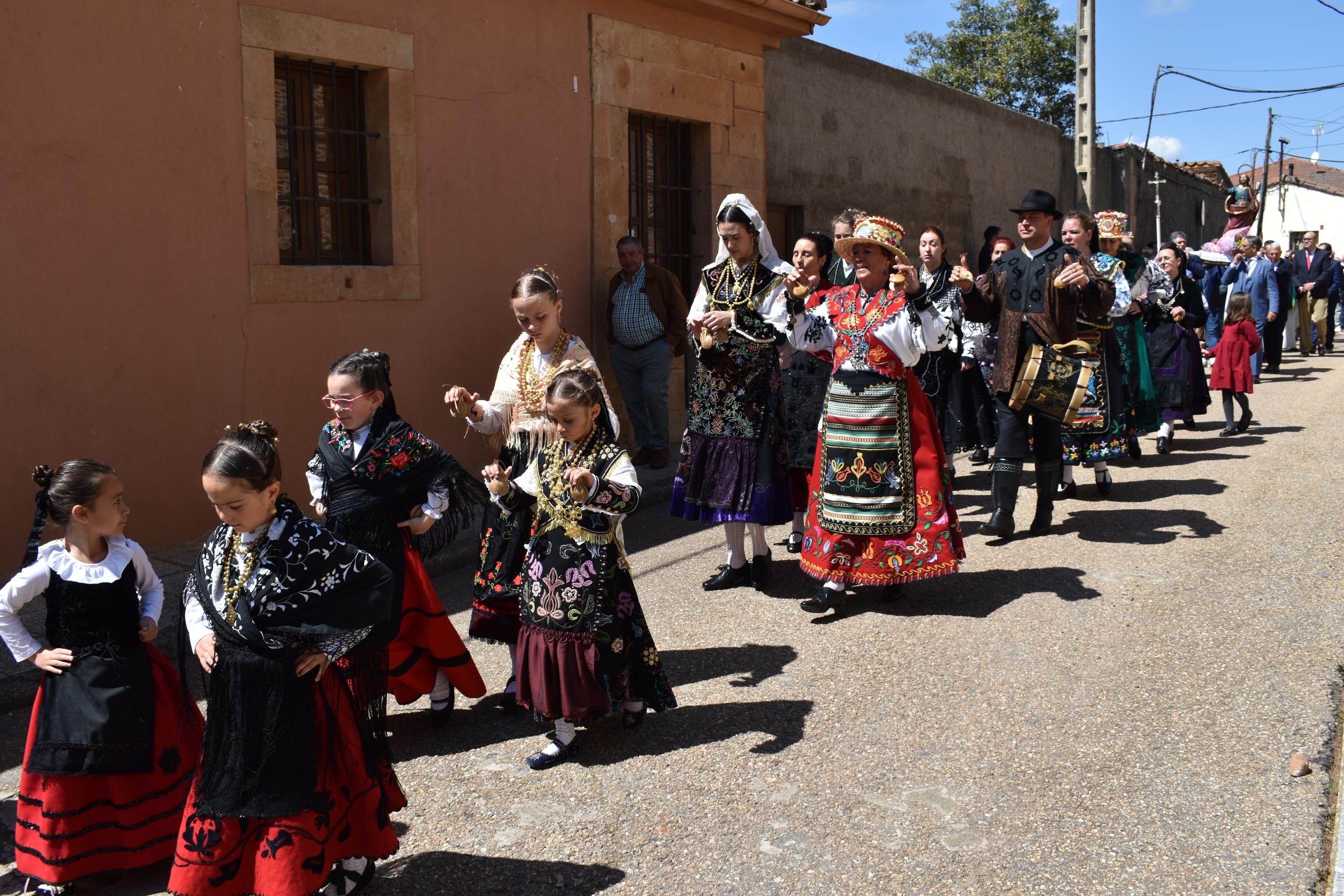 Doñinos abre el día grande de las fiestas de San Marcos con las citas religiosas y el reparto de vino y perronillas