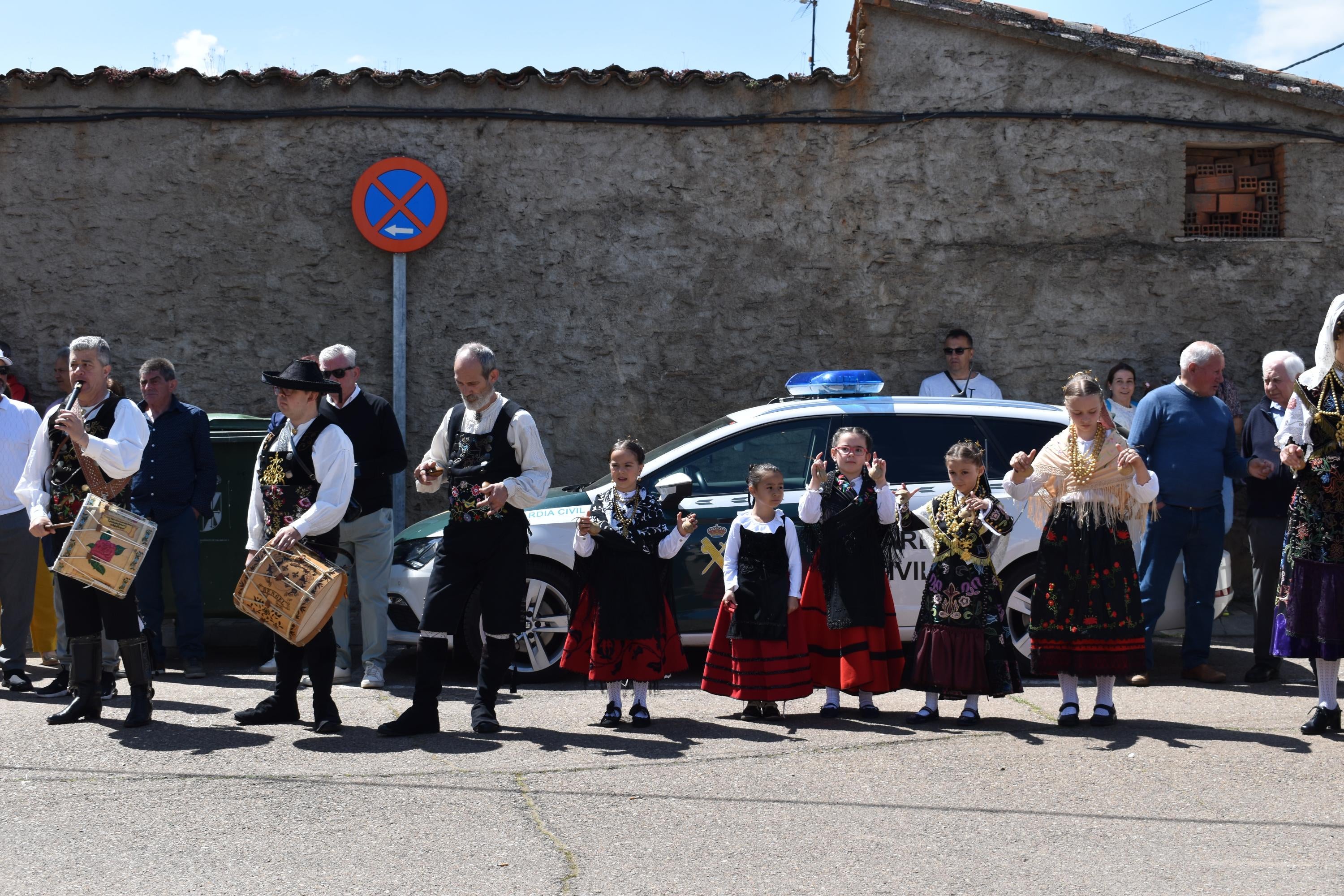 Doñinos abre el día grande de las fiestas de San Marcos con las citas religiosas y el reparto de vino y perronillas