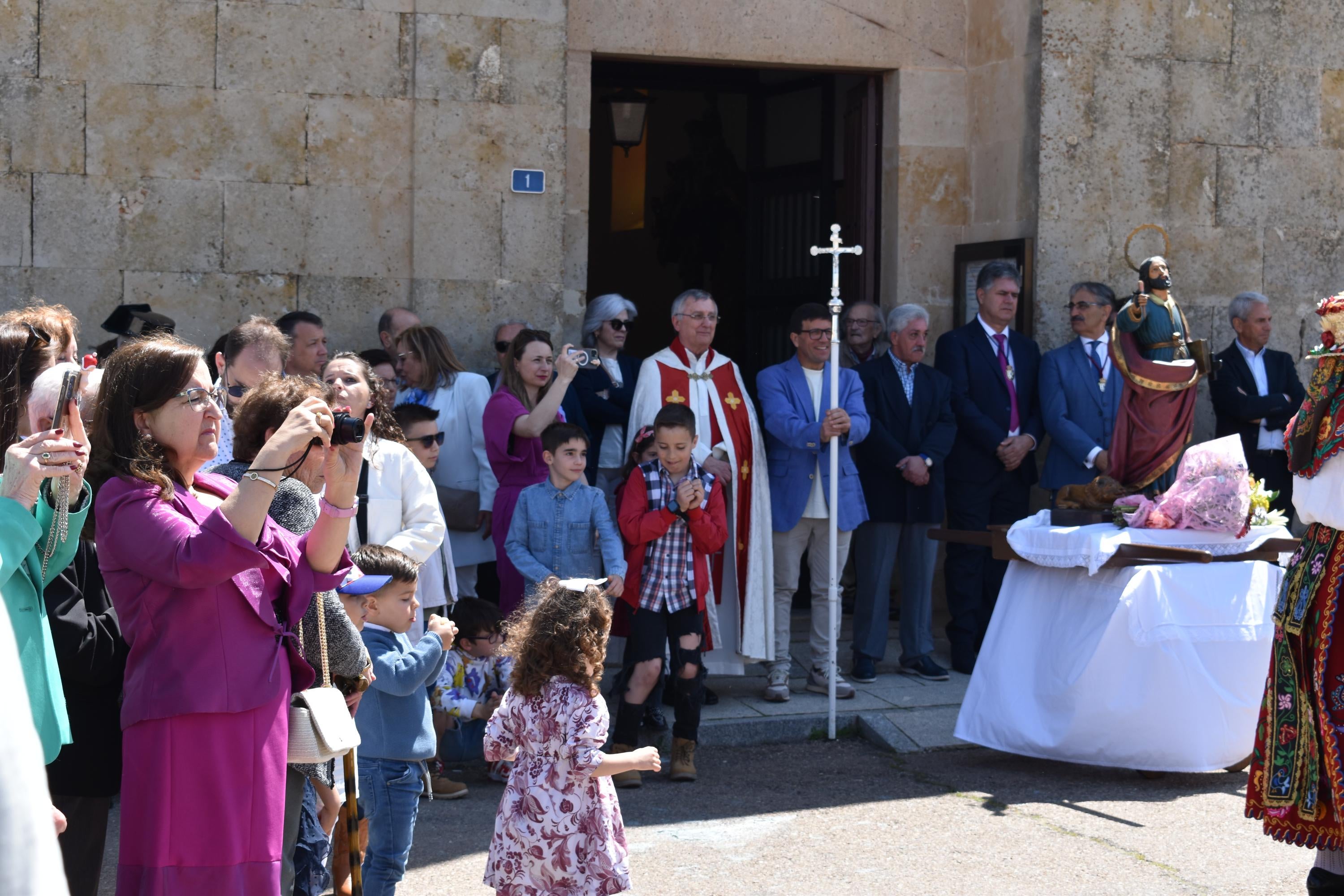 Doñinos abre el día grande de las fiestas de San Marcos con las citas religiosas y el reparto de vino y perronillas