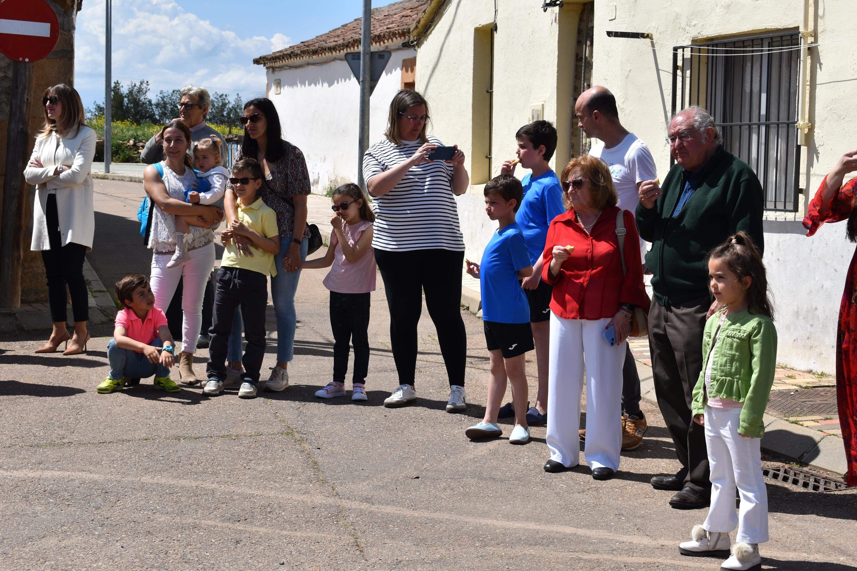 Doñinos abre el día grande de las fiestas de San Marcos con las citas religiosas y el reparto de vino y perronillas