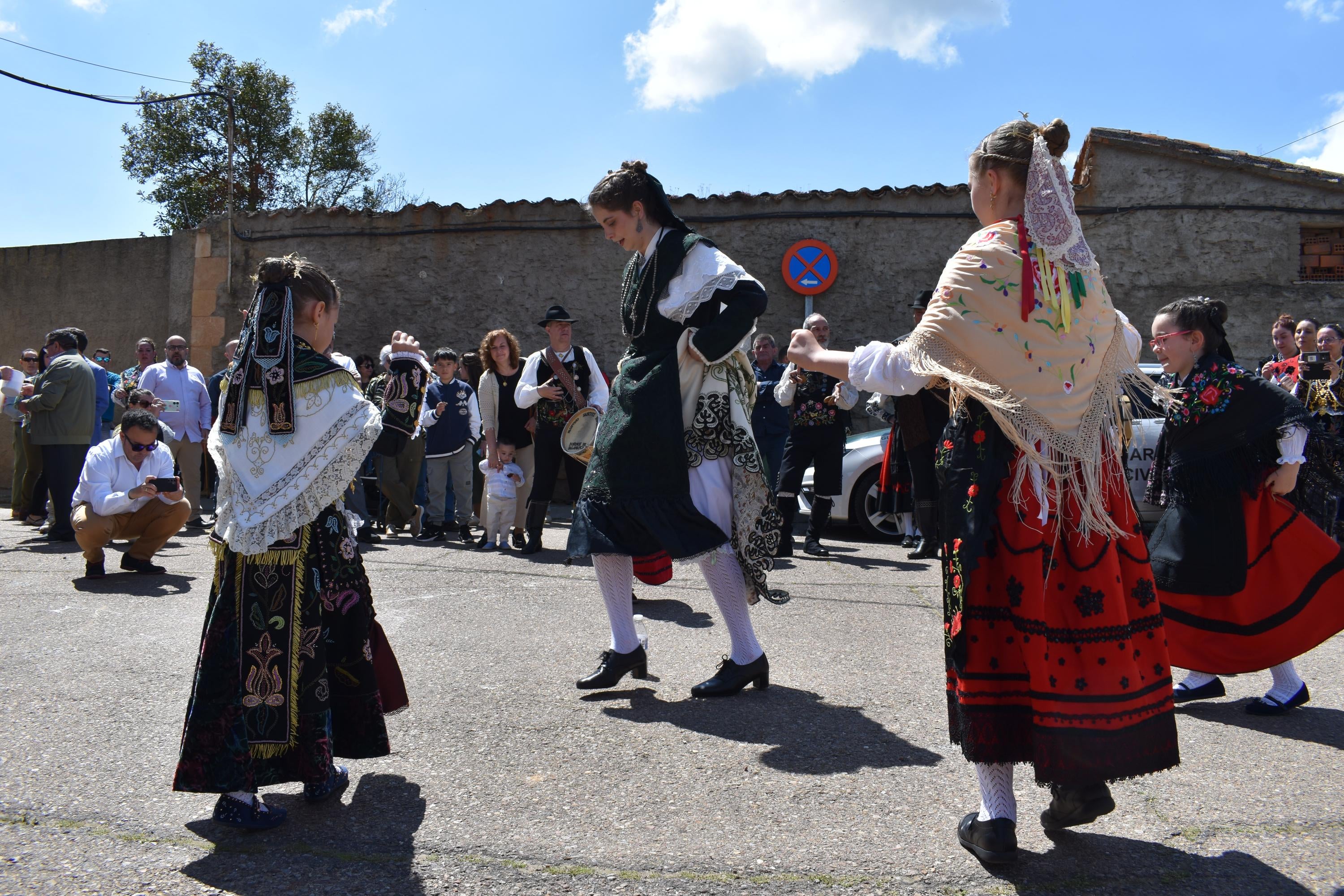Doñinos abre el día grande de las fiestas de San Marcos con las citas religiosas y el reparto de vino y perronillas