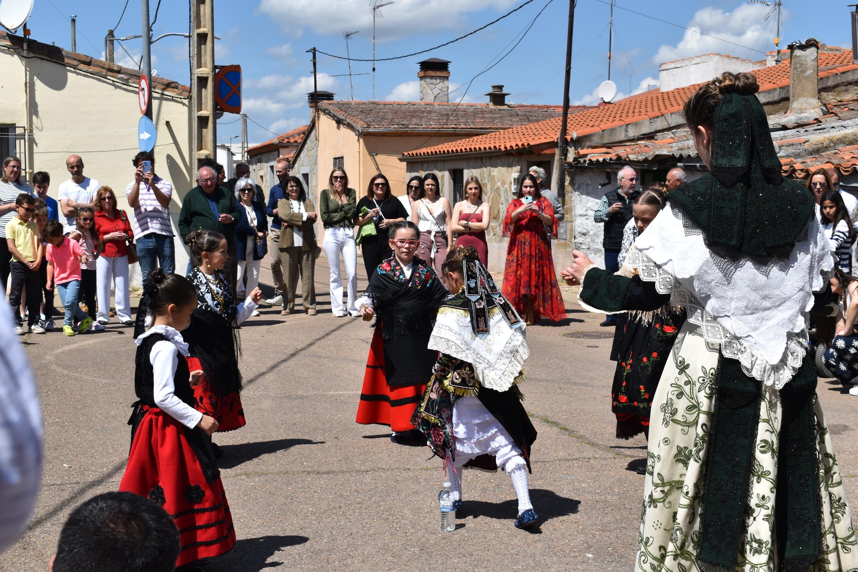 Doñinos abre el día grande de las fiestas de San Marcos con las citas religiosas y el reparto de vino y perronillas