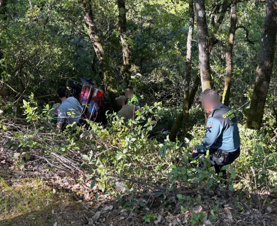 Así fue el rescate del hombre de 88 años atrapado en su coche tras un accidente en Santibáñez de la Sierra