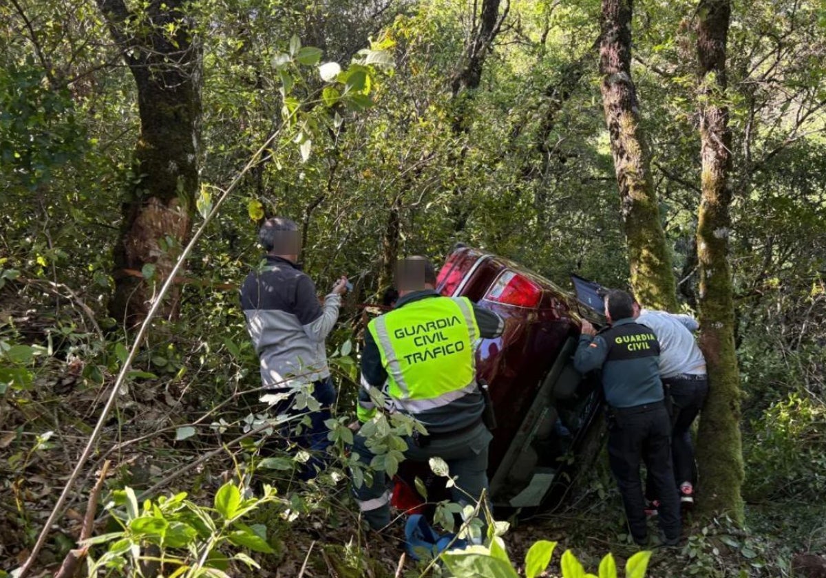 Así fue el rescate del hombre de 88 años atrapado en su coche tras un accidente en Santibáñez de la Sierra