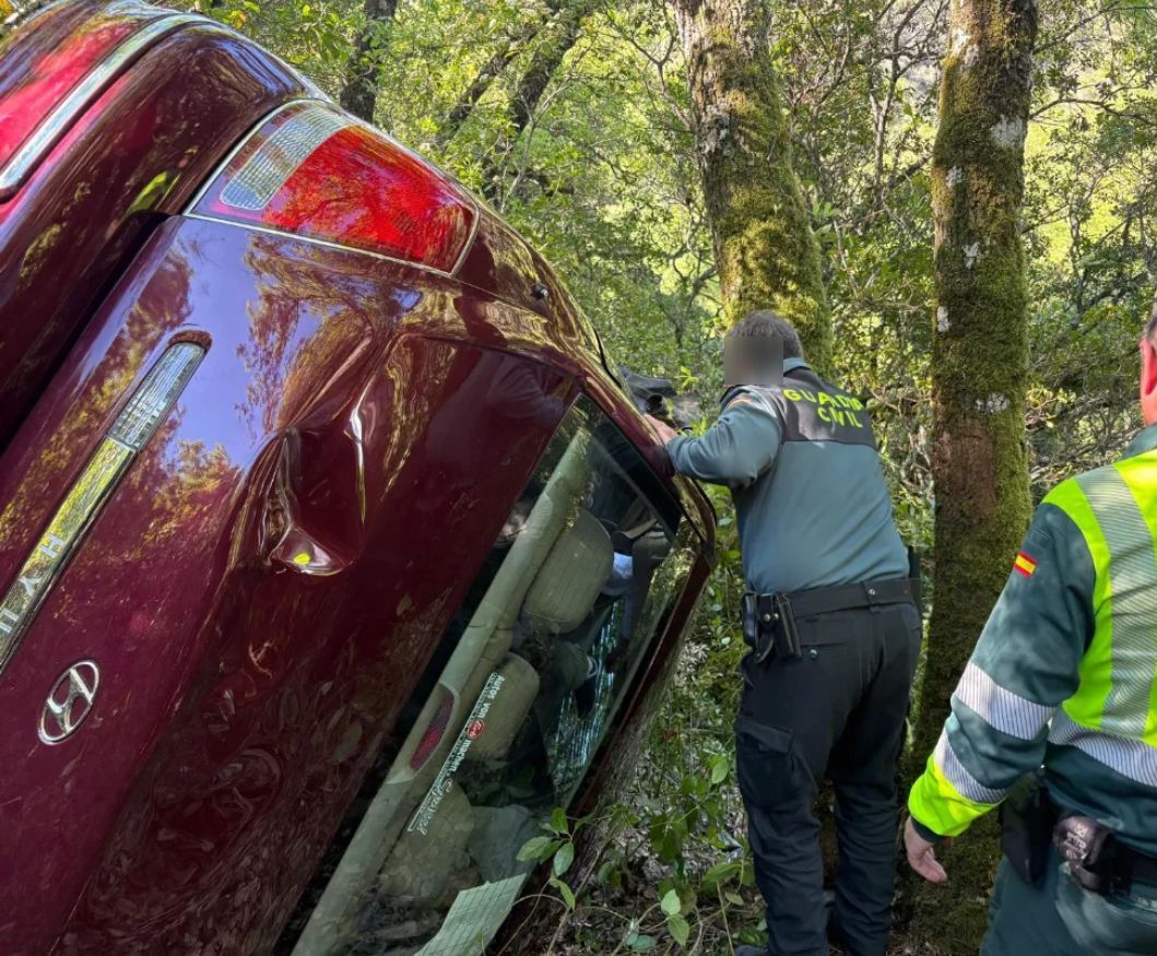 Así fue el rescate del hombre de 88 años atrapado en su coche tras un accidente en Santibáñez de la Sierra