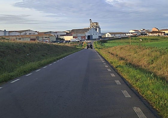 La maquinaria realizando el desbroce de cunetas en Alba de Tormes.