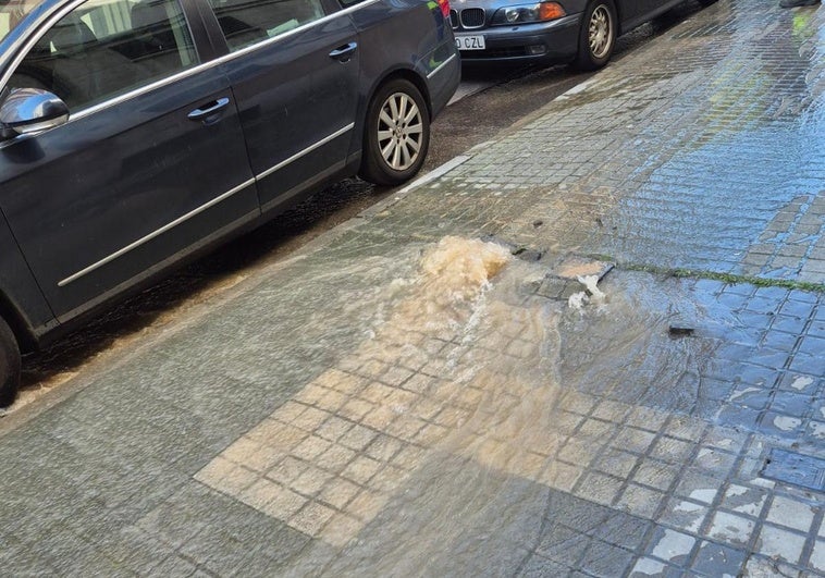 Reventón en la calle Batalla del Salado este viernes.