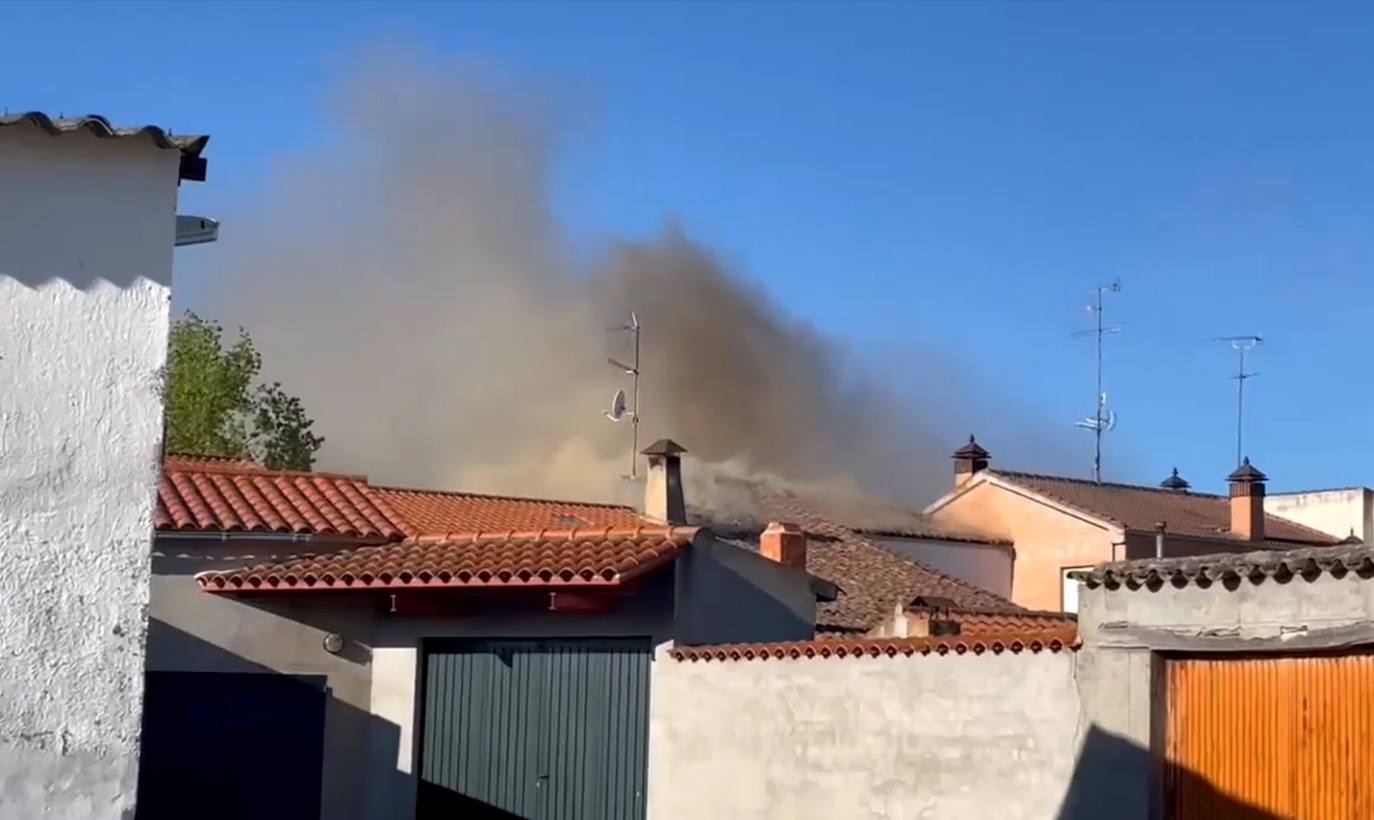 Totalmente calcinada: así ha quedado la vivienda incendiada en Calzada de Valdunciel con un herido por quemaduras