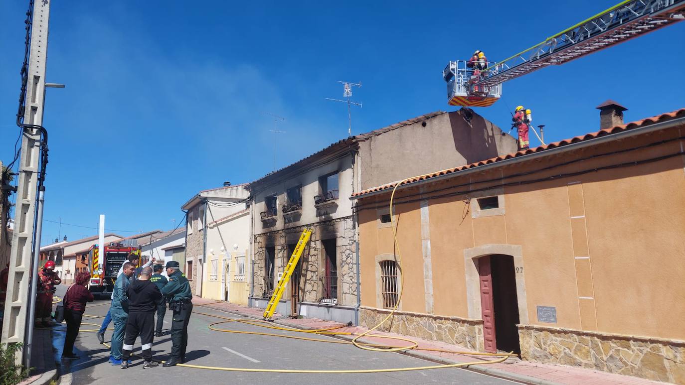 Totalmente calcinada: así ha quedado la vivienda incendiada en Calzada de Valdunciel con un herido por quemaduras