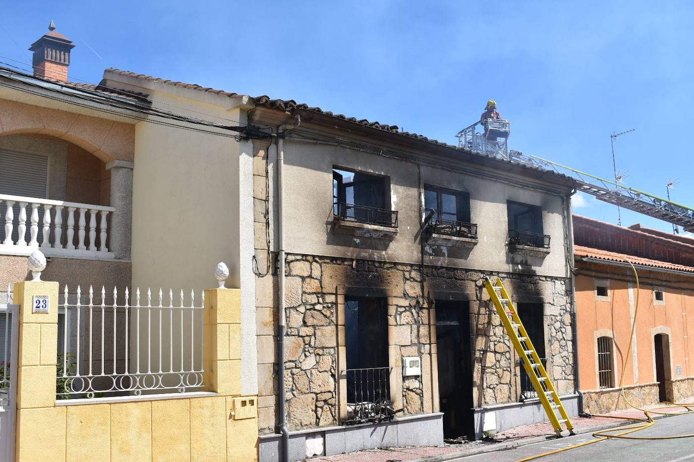 Totalmente calcinada: así ha quedado la vivienda incendiada en Calzada de Valdunciel con un herido por quemaduras