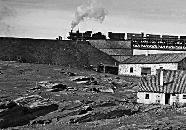 la humeante locomotora alcanza el paraje de La Salud completa el paso del río sobre el desaparecido puente del mismo nombre rumbo a Ciudad Rodrigo. Foto tomada entre los años 40 y 50 por Manuel Escudero.