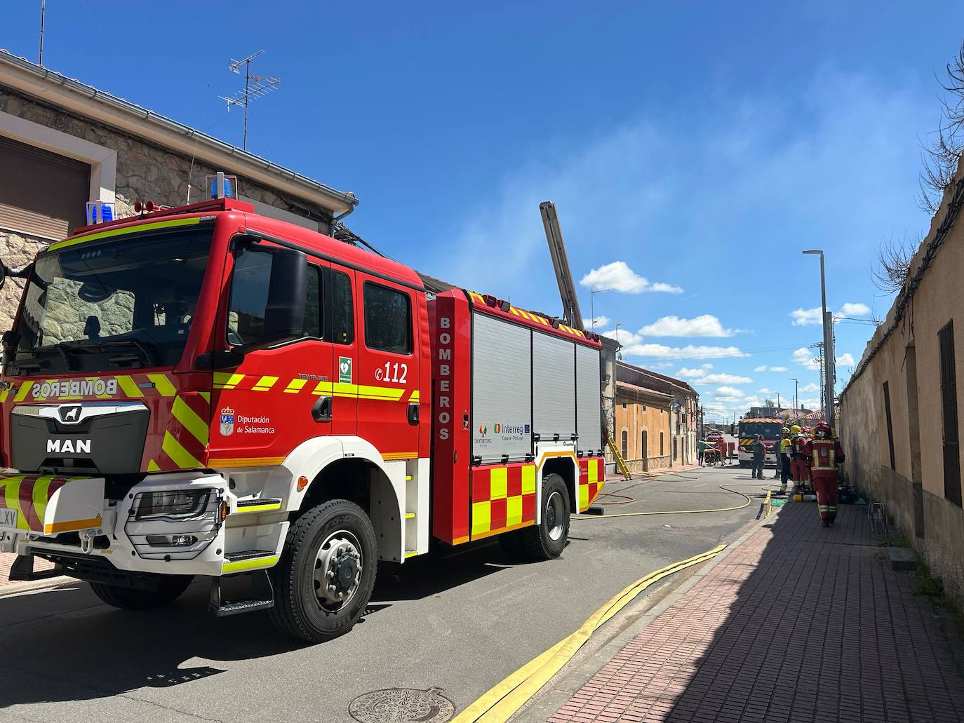 Totalmente calcinada: así ha quedado la vivienda incendiada en Calzada de Valdunciel con un herido por quemaduras