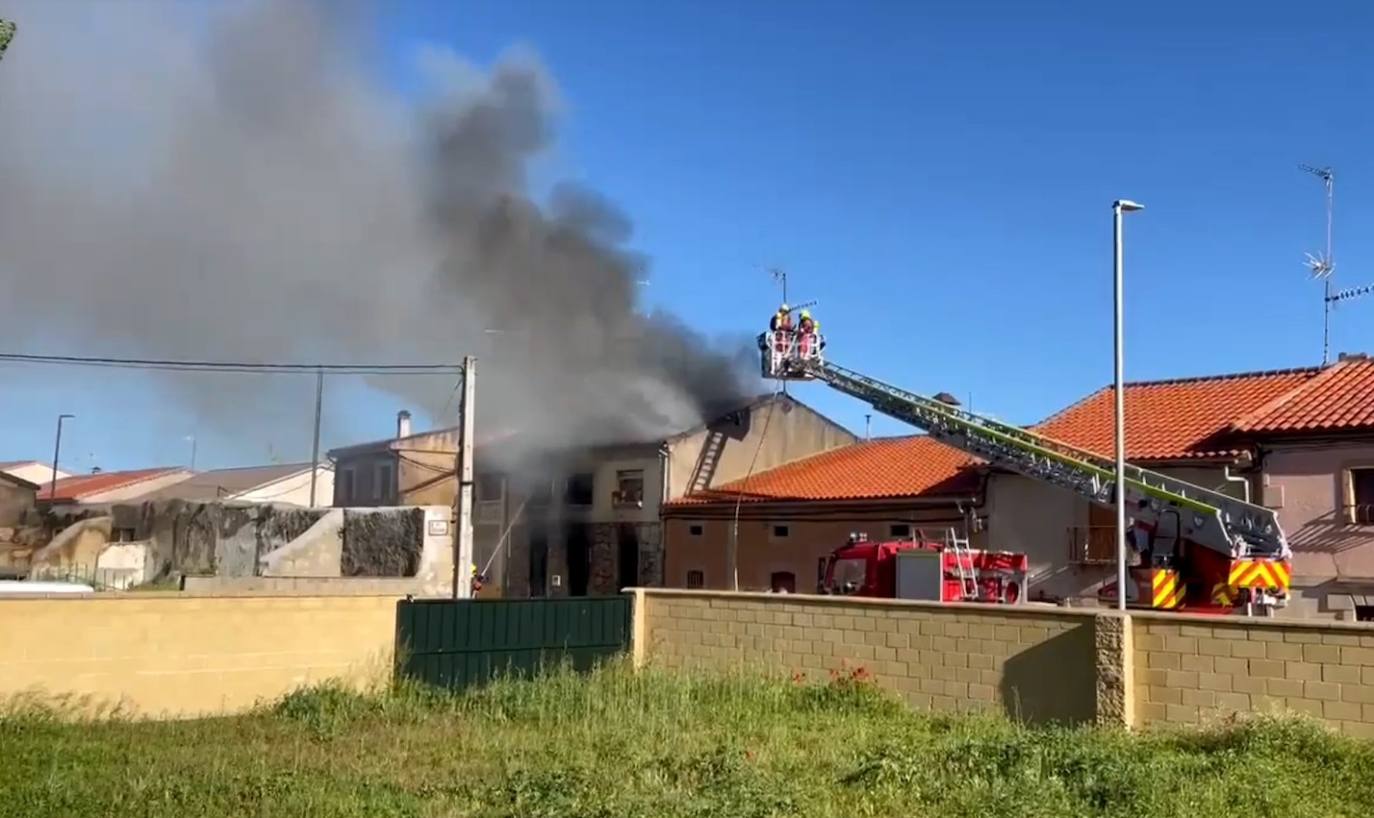 Totalmente calcinada: así ha quedado la vivienda incendiada en Calzada de Valdunciel con un herido por quemaduras