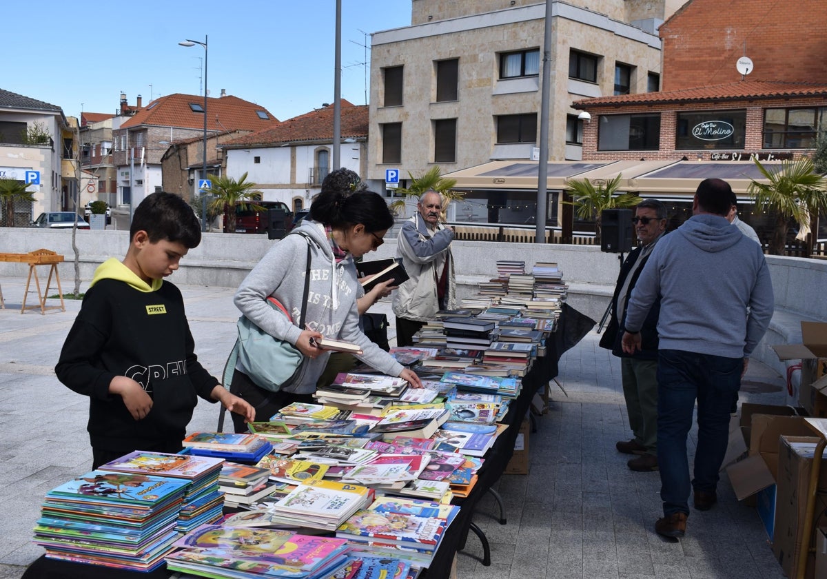 Nueva vida para los libros de Villares de la Reina con fines solidarios