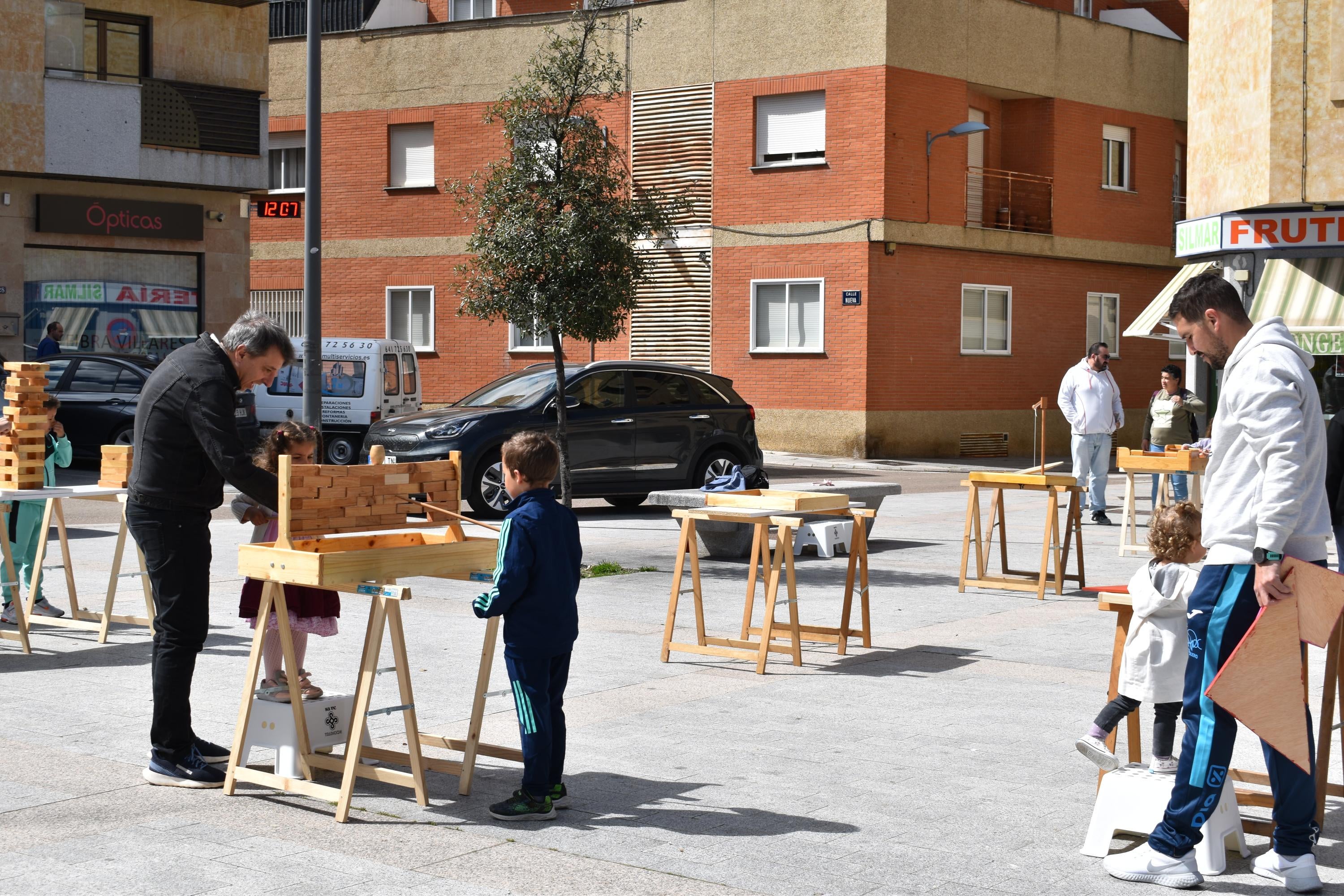 Nueva vida para los libros de Villares de la Reina con fines solidarios