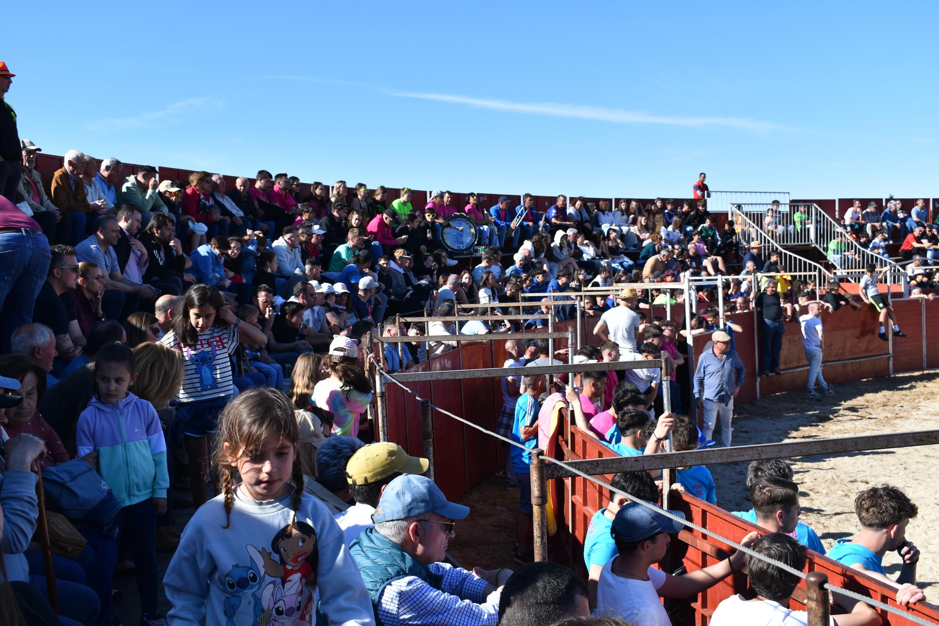Las vaquillas y el encierro infantil con minibueyes, citas de éxito en las fiestas de Doñinos