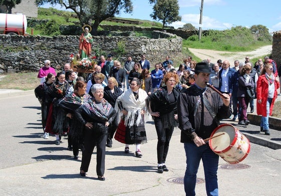 La procesión recorrió las calles de la localidad tras la celebración de la misa
