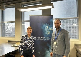 El salmantino Rodrigo Ledesma-Amaro, con la primera astronauta británica, Helen Sharman.