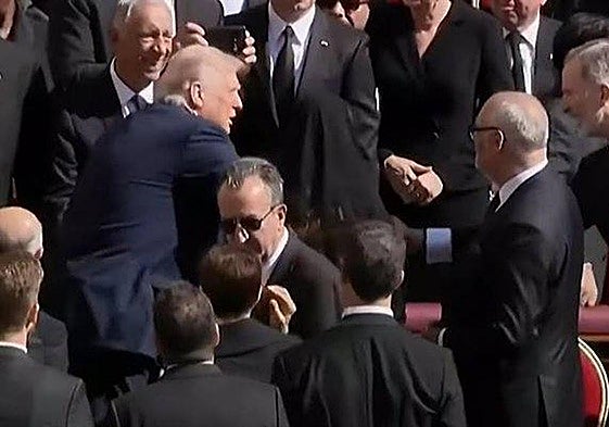 Saludo de Donald Trump y el rey Felipe.