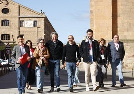 Carlos Martínez y David Serrada, rodeados por socialistas salmantinos.