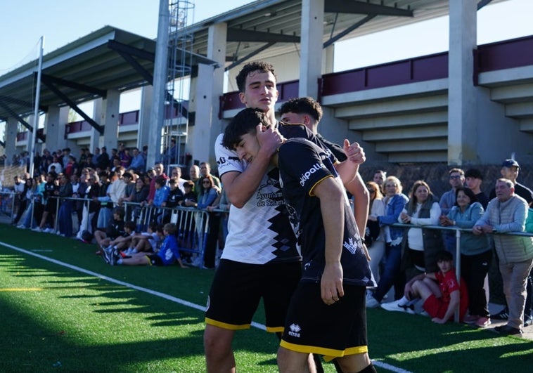 Los jugadores juveniles de Unionistas se abrazan festejando el triunfo en medio de un gran ambiente en el anexo al Reina Sofía.