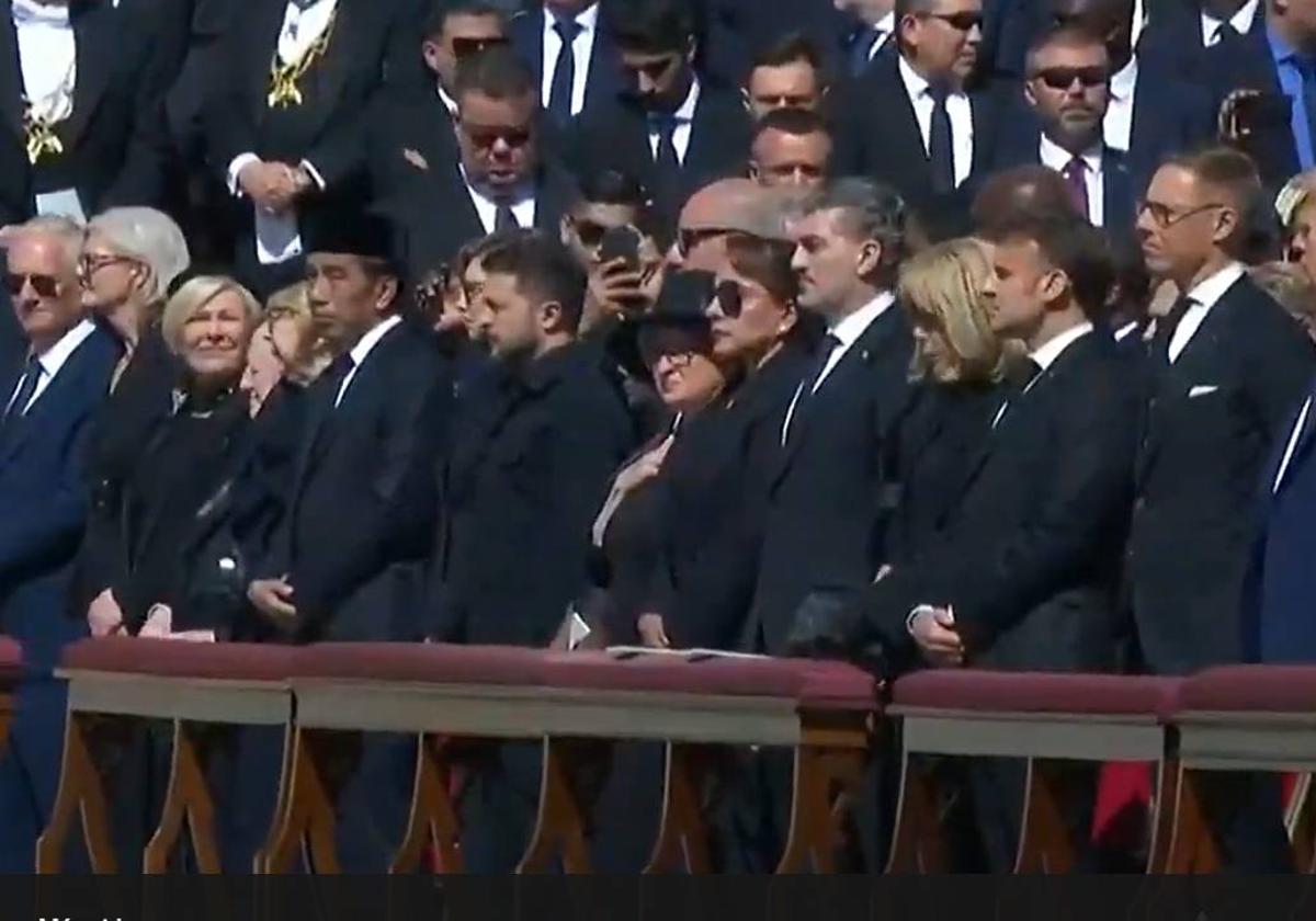 Zelenski llega entre aplausos al funeral del papa Francisco