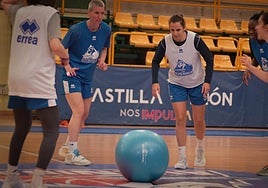 Las jugadoras de Avenida durante la parte física de la sesión de entrenamiento previa al choque frente a Estudiantes en Würzburg.