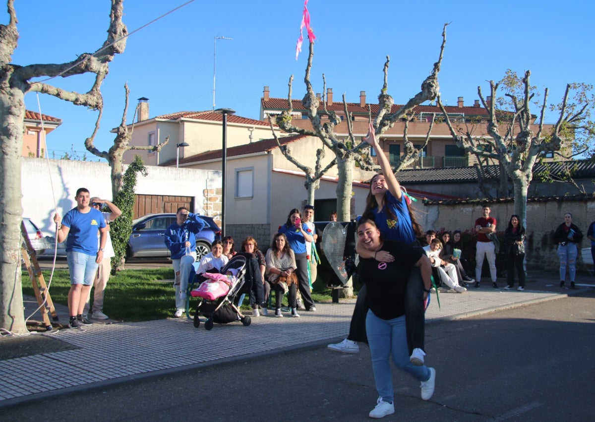 Imagen secundaria 1 - Los quintos de Castellanos de Moriscos, fieles a las tradiciones