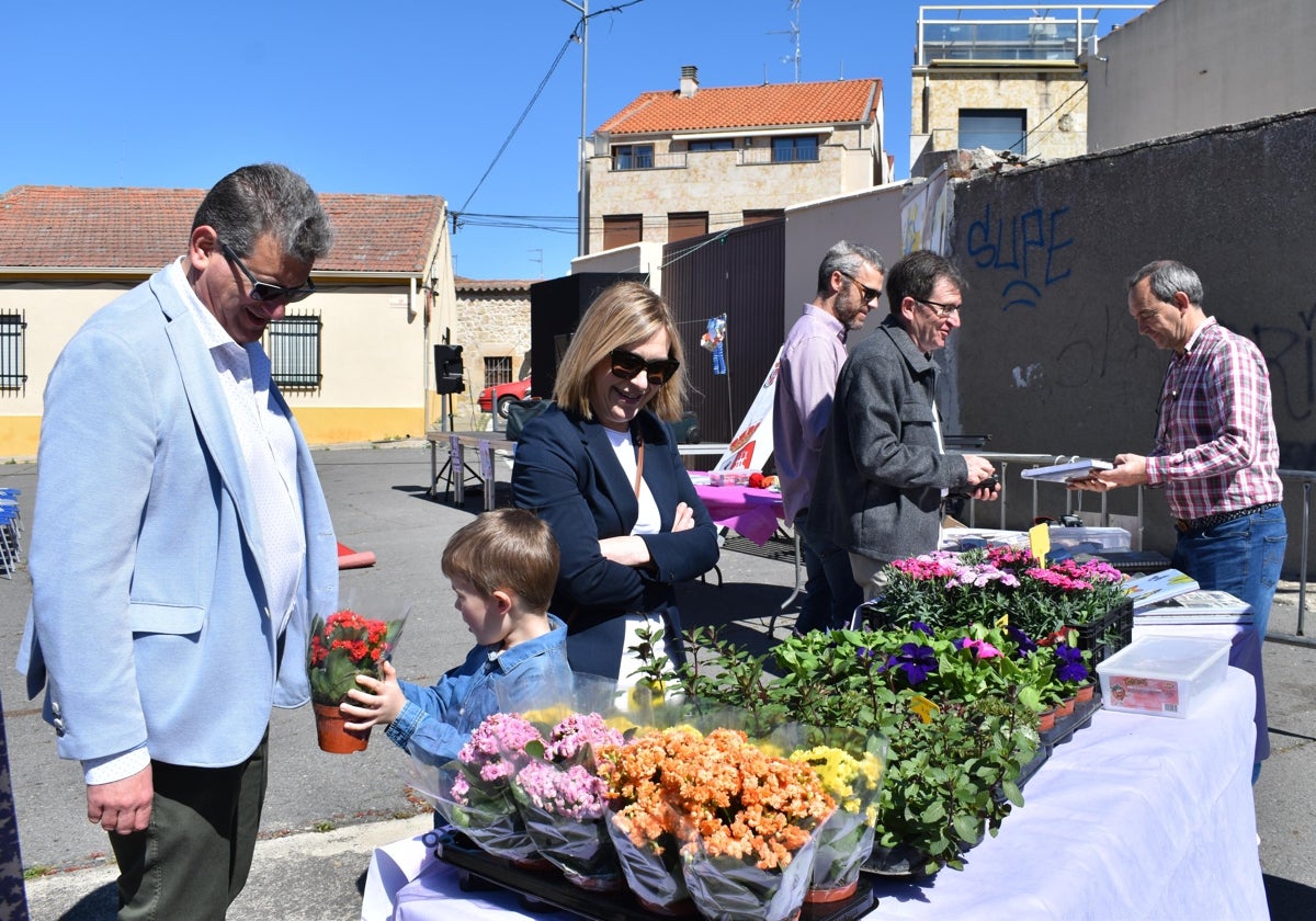 Cabrerizos disfruta de su particular Feria del Libro con tintes solidarios