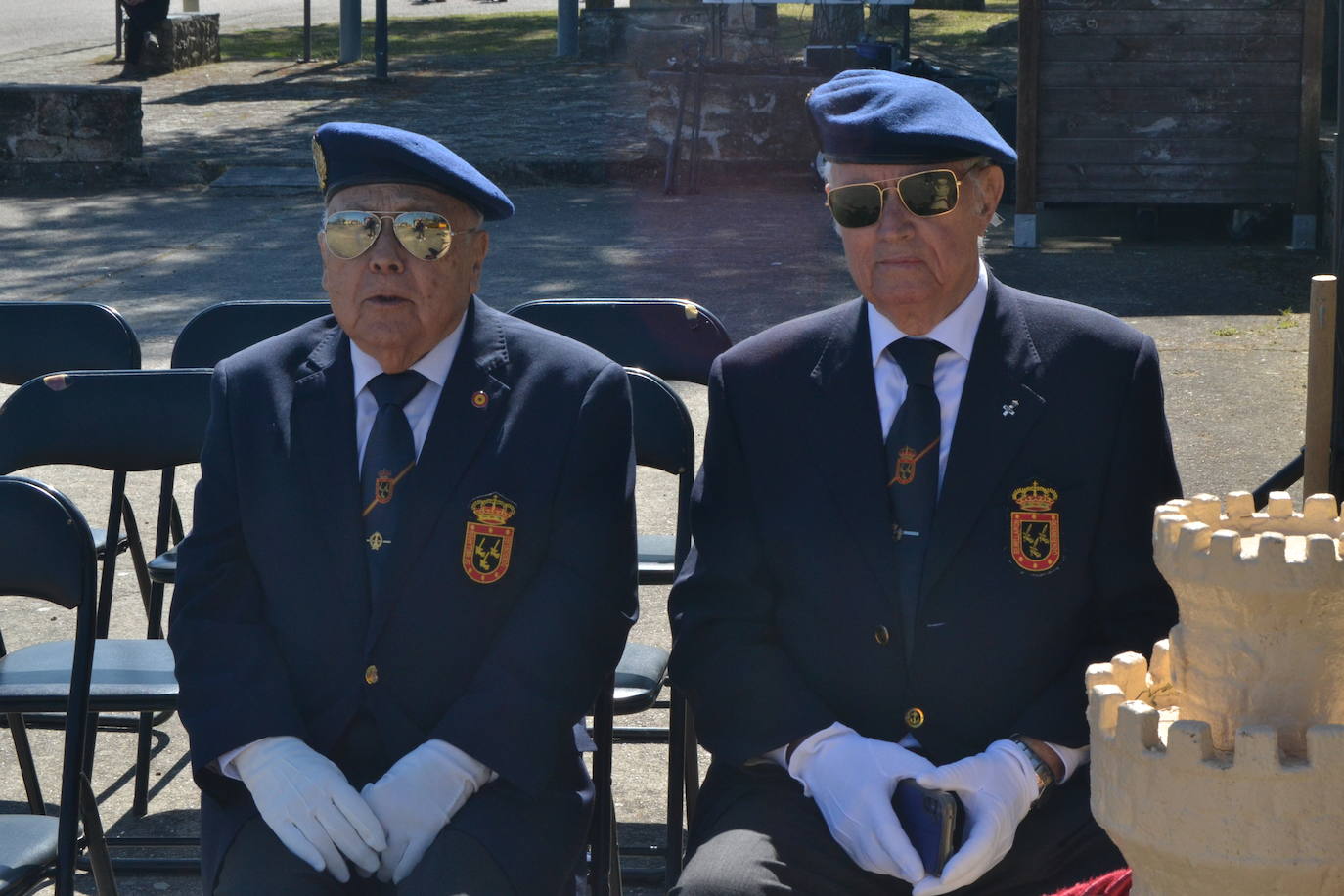 Aldeadávila alza la bandera y disfruta de una parada militar