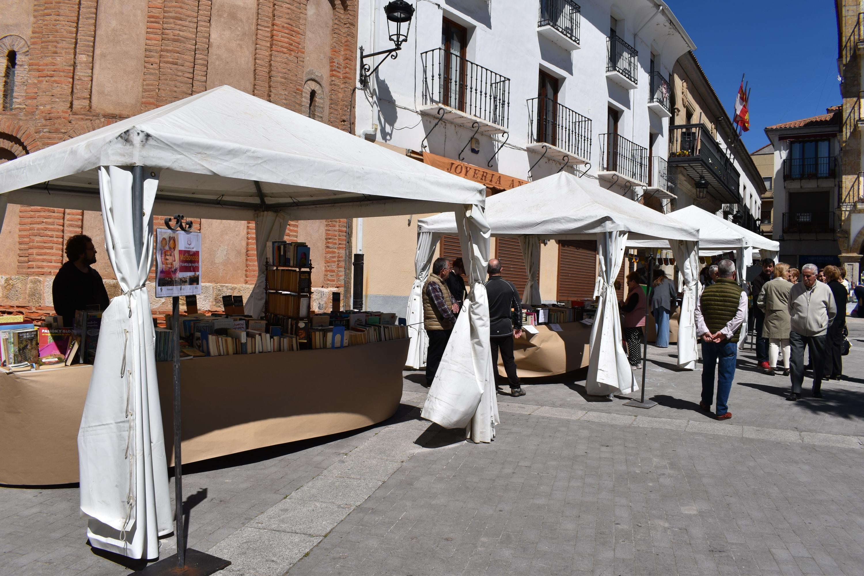 Libros, solidaridad y microrrelatos de esperanza en Alba de Tormes