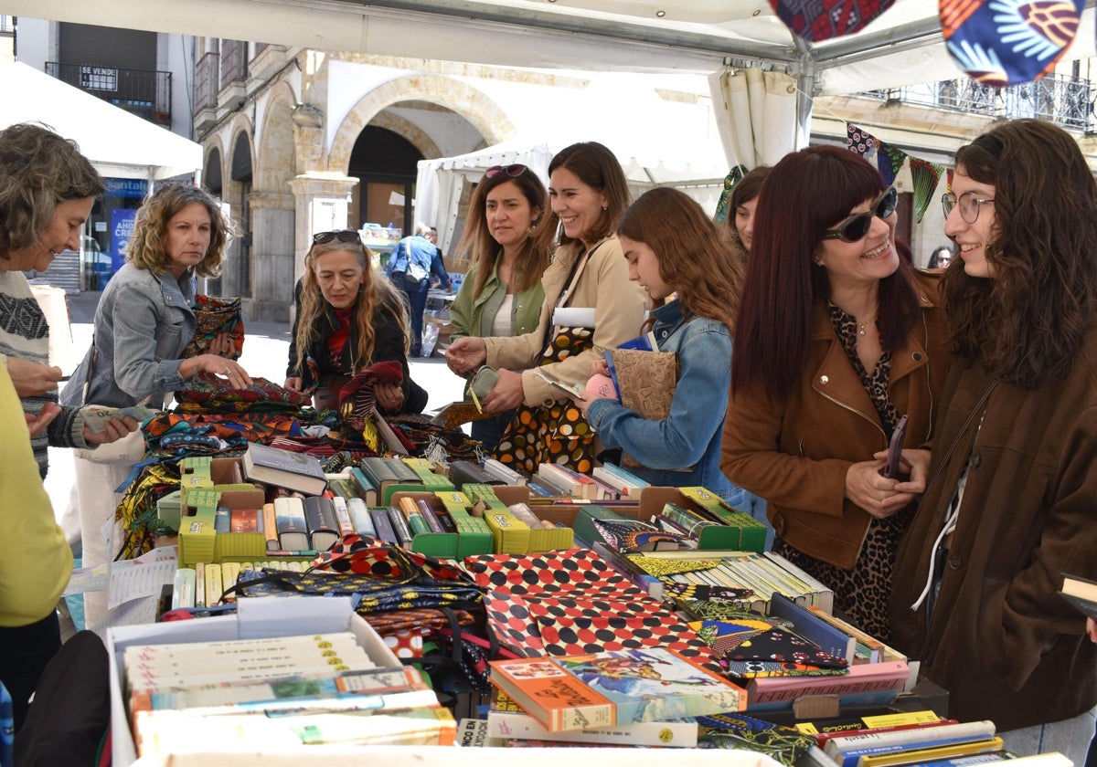 Libros, solidaridad y microrrelatos de esperanza en Alba de Tormes