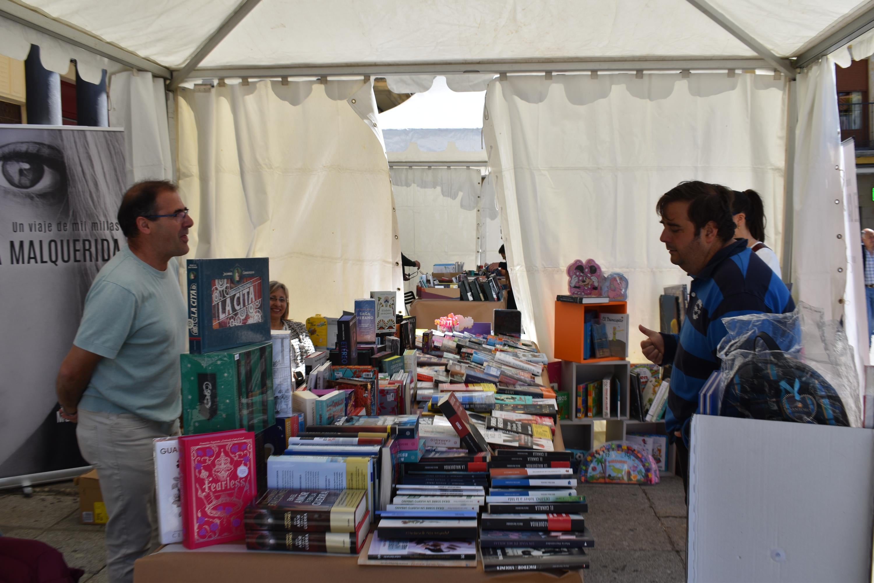 Libros, solidaridad y microrrelatos de esperanza en Alba de Tormes