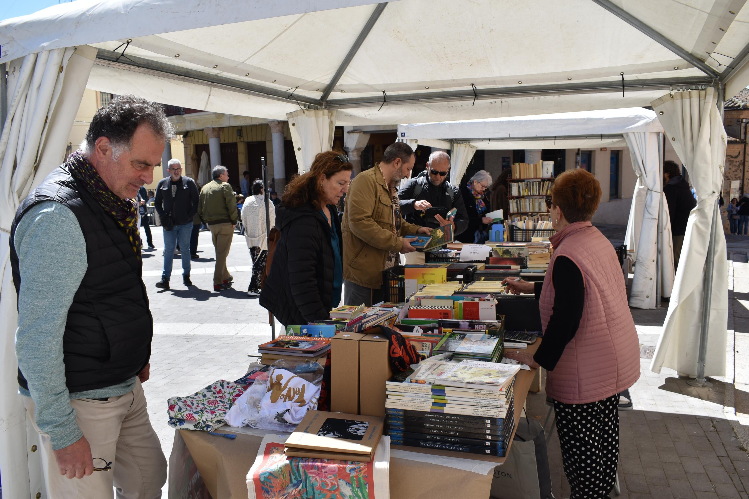 Libros, solidaridad y microrrelatos de esperanza en Alba de Tormes